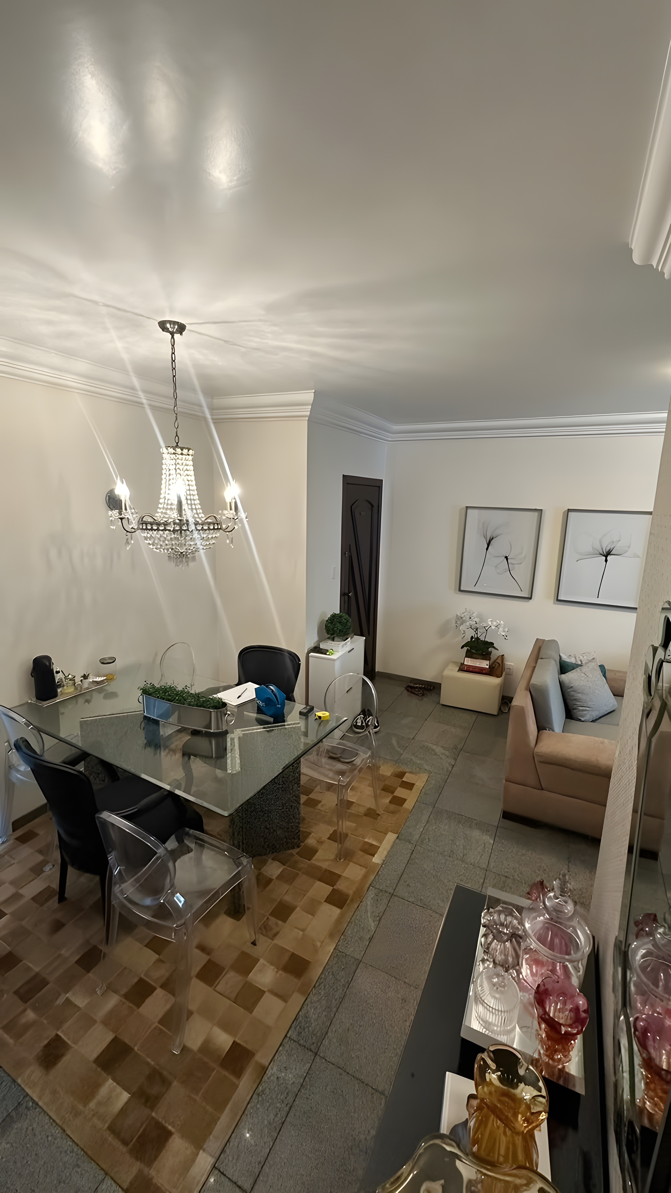 Jantar e estar existentes vistos a partir da entrada