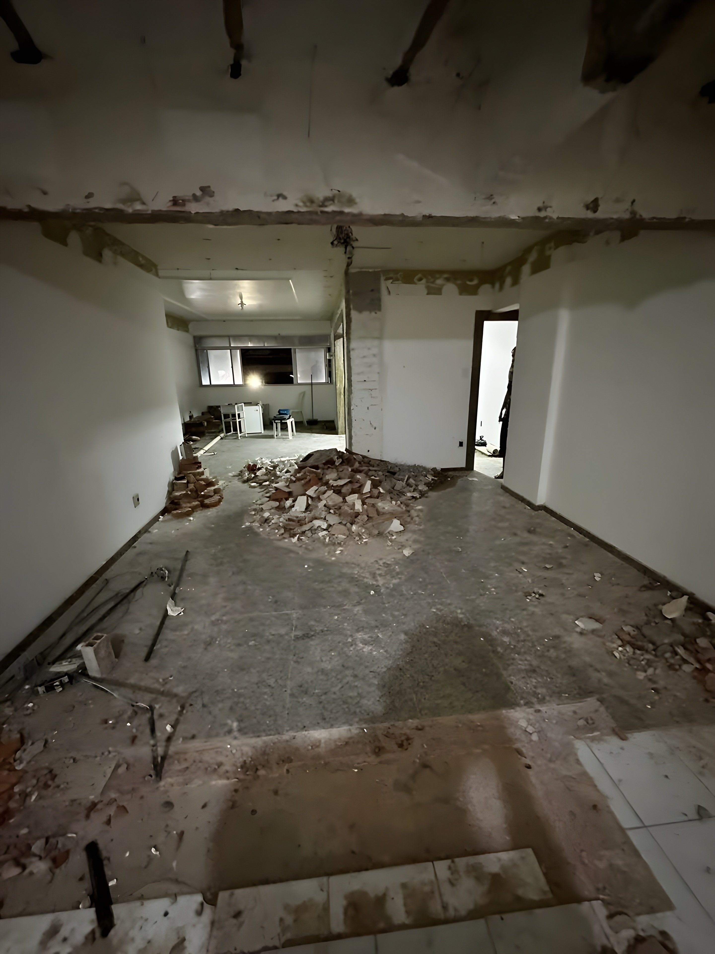 Eixo do apartamento em obra, do jantar até o fundo, com piso removido