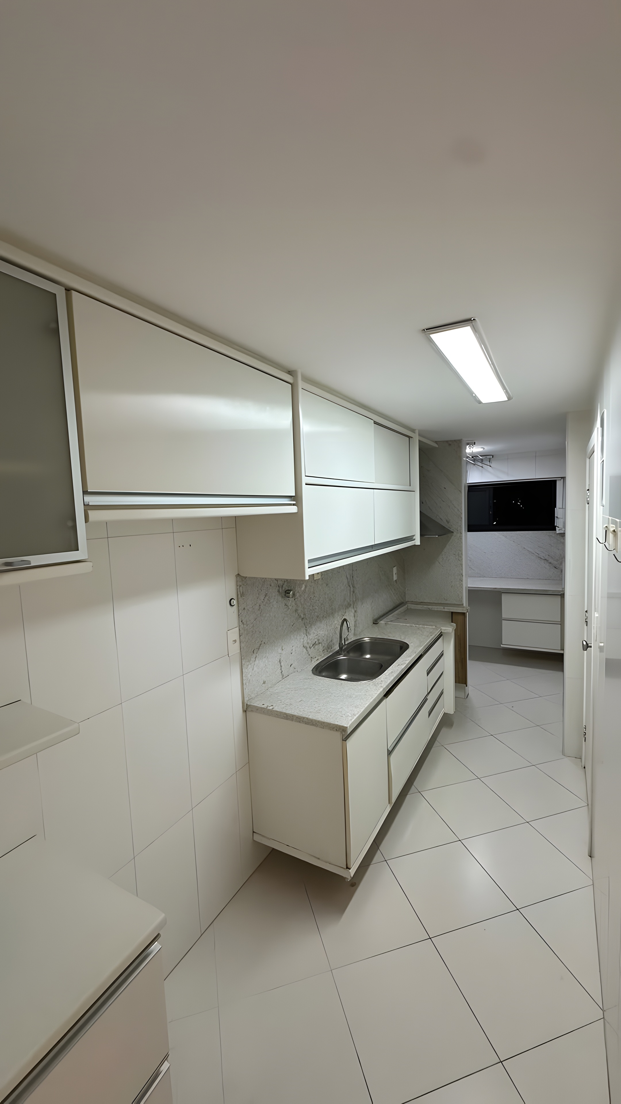 Cozinha existente vista a partir da área de serviço