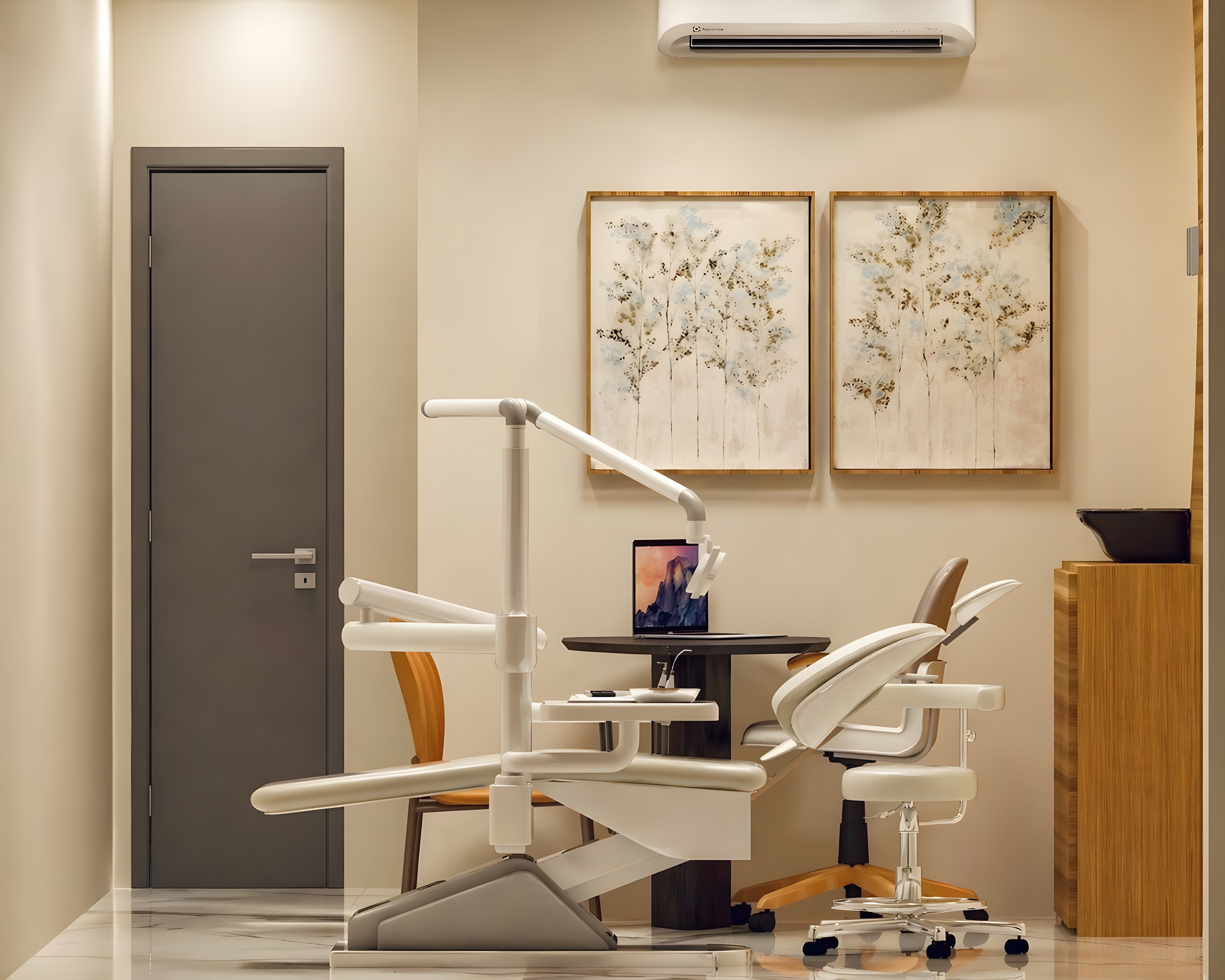 Sala de atendimento com cadeira odontológica, quadros e porta grafite