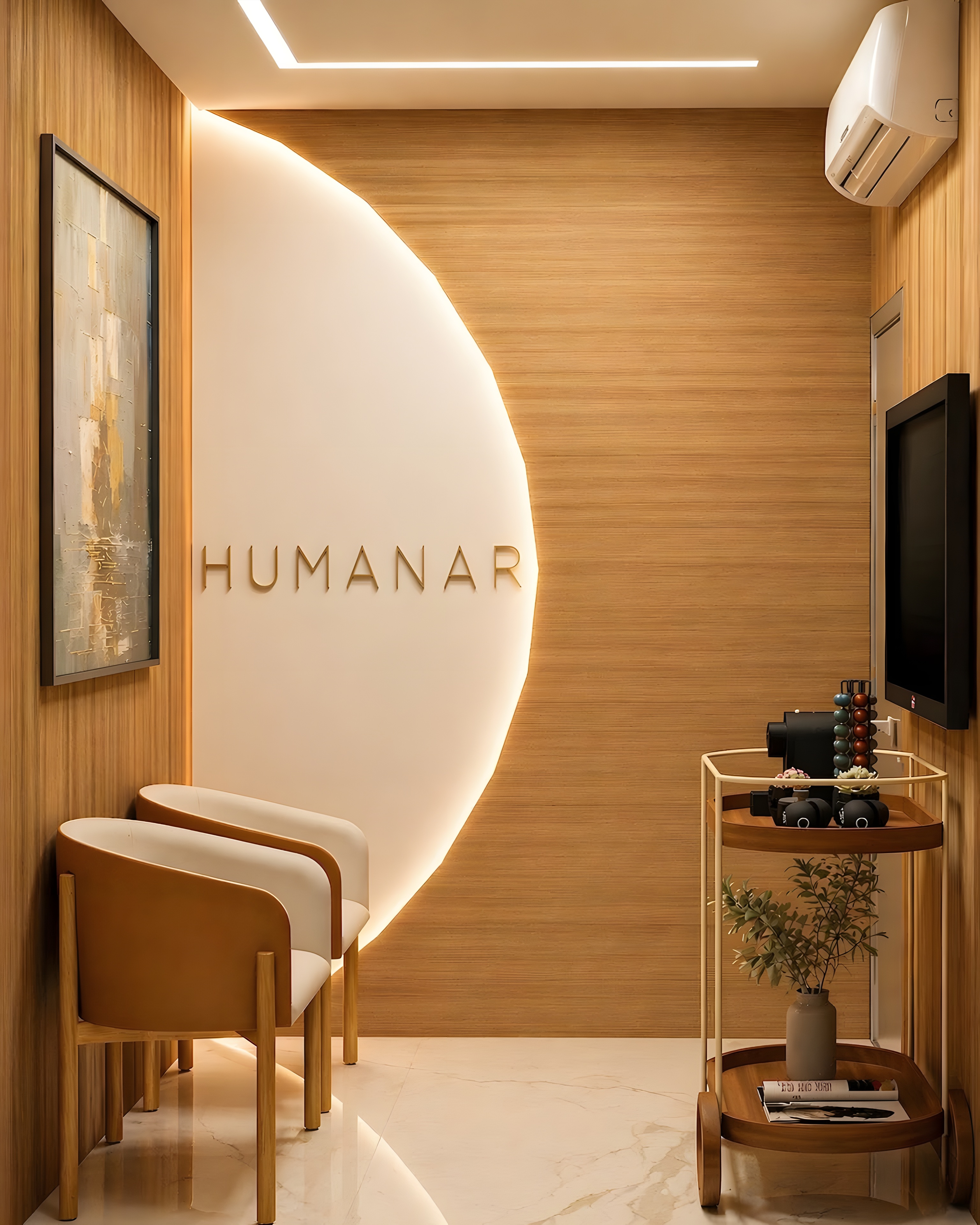 Recepção com painel curvo iluminado, poltronas e parede em madeira